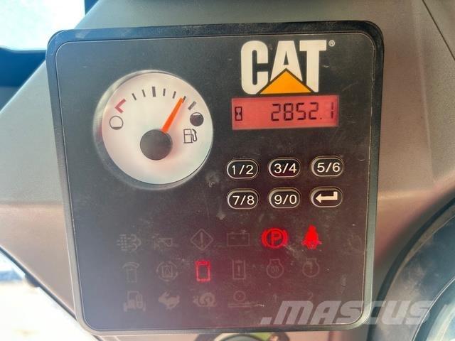 CAT 236D Gume, kotači i naplatci