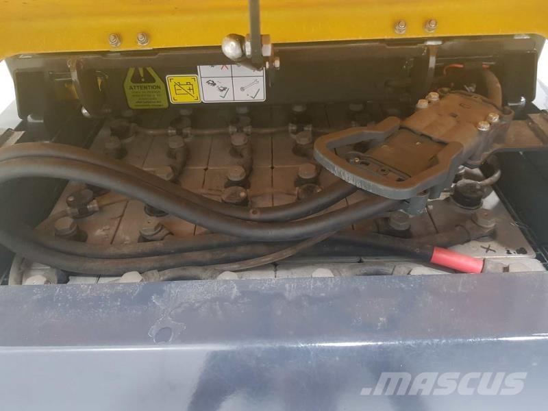 Aisle-Master 15NE RENTAL Viličar za uske prolaze