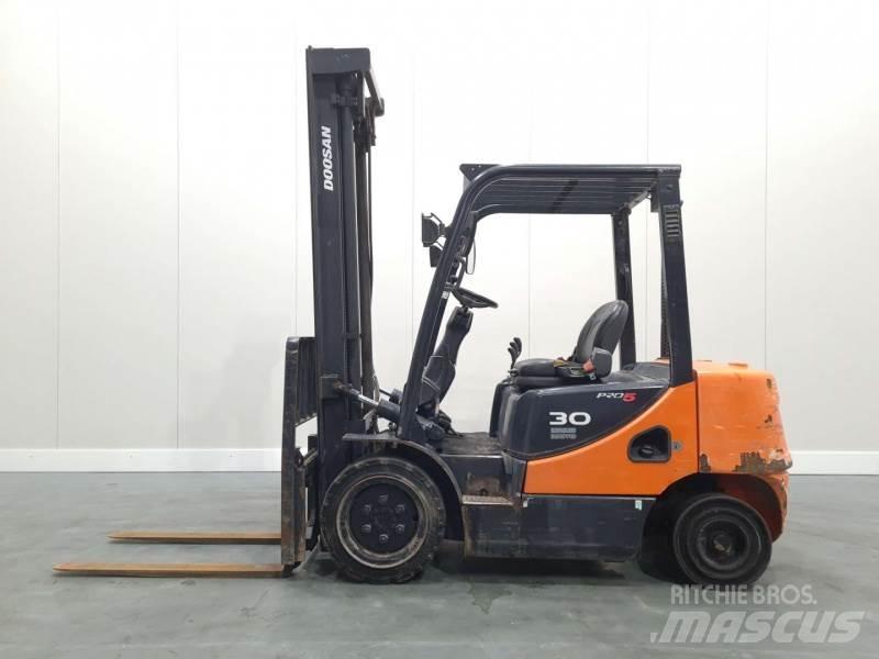 Doosan D30S-5 Dizelski viličari