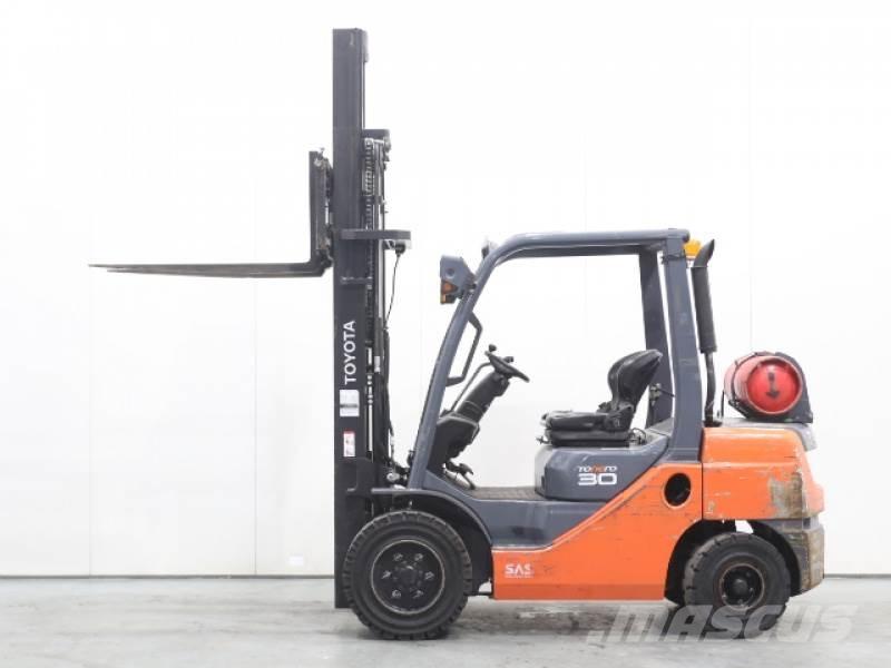 Toyota 02-8FGF30 Plinski viličari
