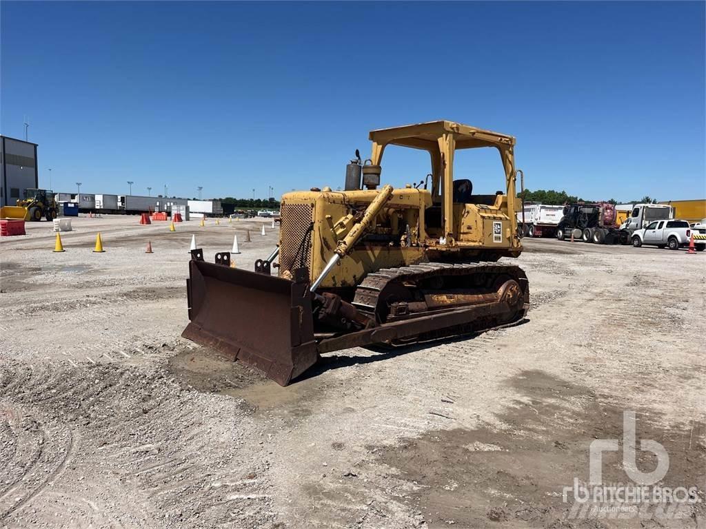 CAT D5B Buldožeri gusjeničari
