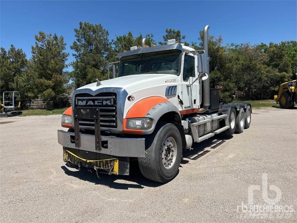 Mack GU713 Kamioni s ravnim pločom / vitlom