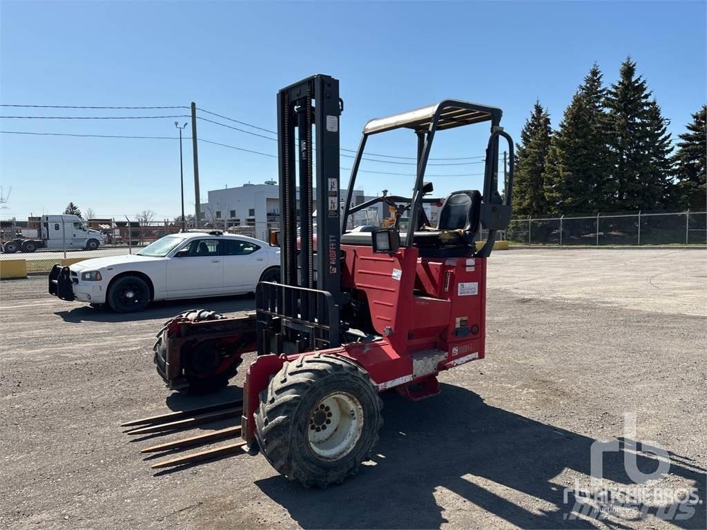 Moffett M55 Terenski viličar