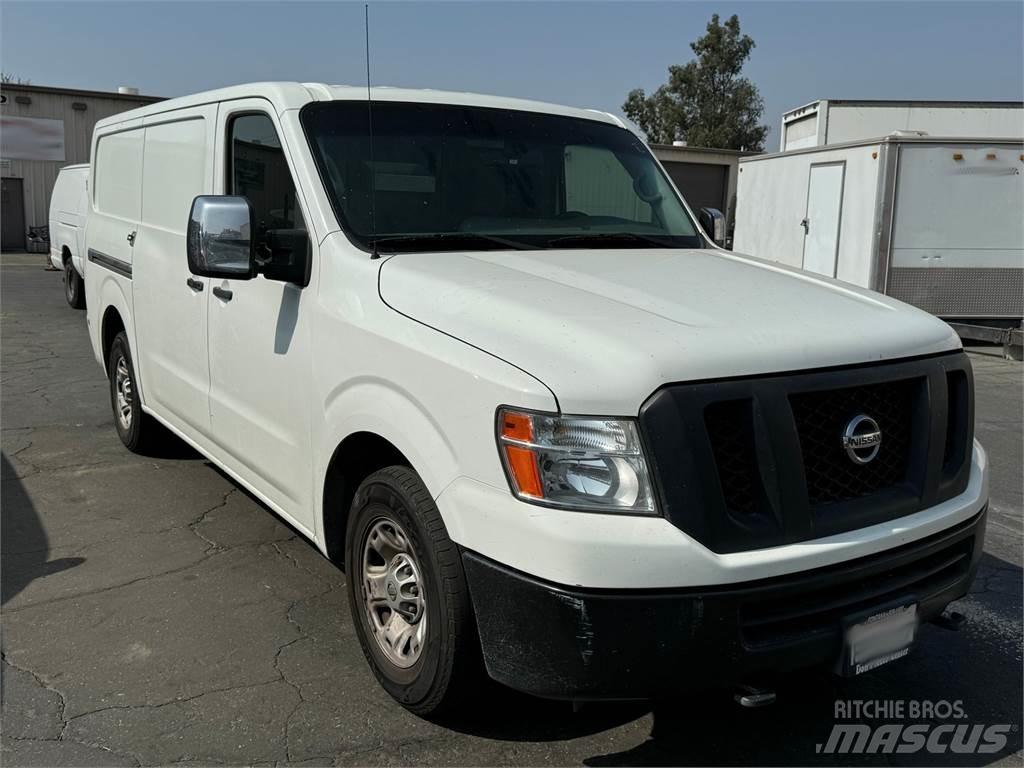 Nissan NV3500 HD Sanduk kombiji