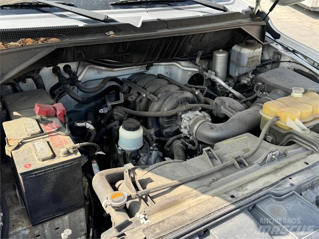 Nissan NV3500 HD Sanduk kombiji