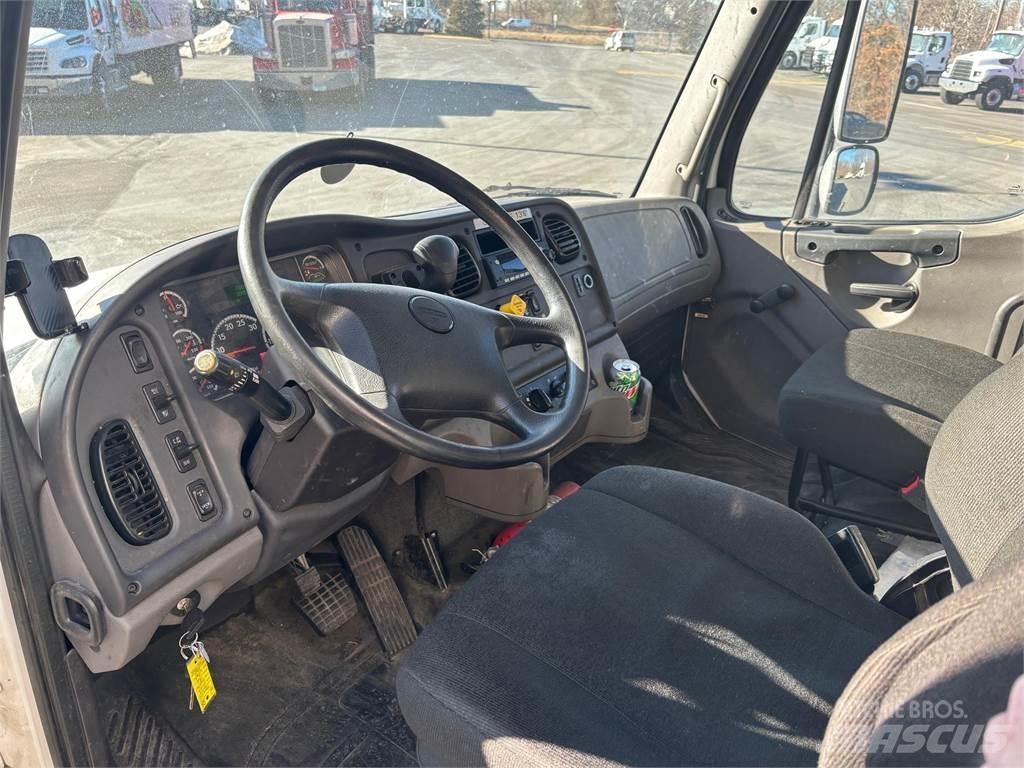 Freightliner M2 106 Sanduk kamioni