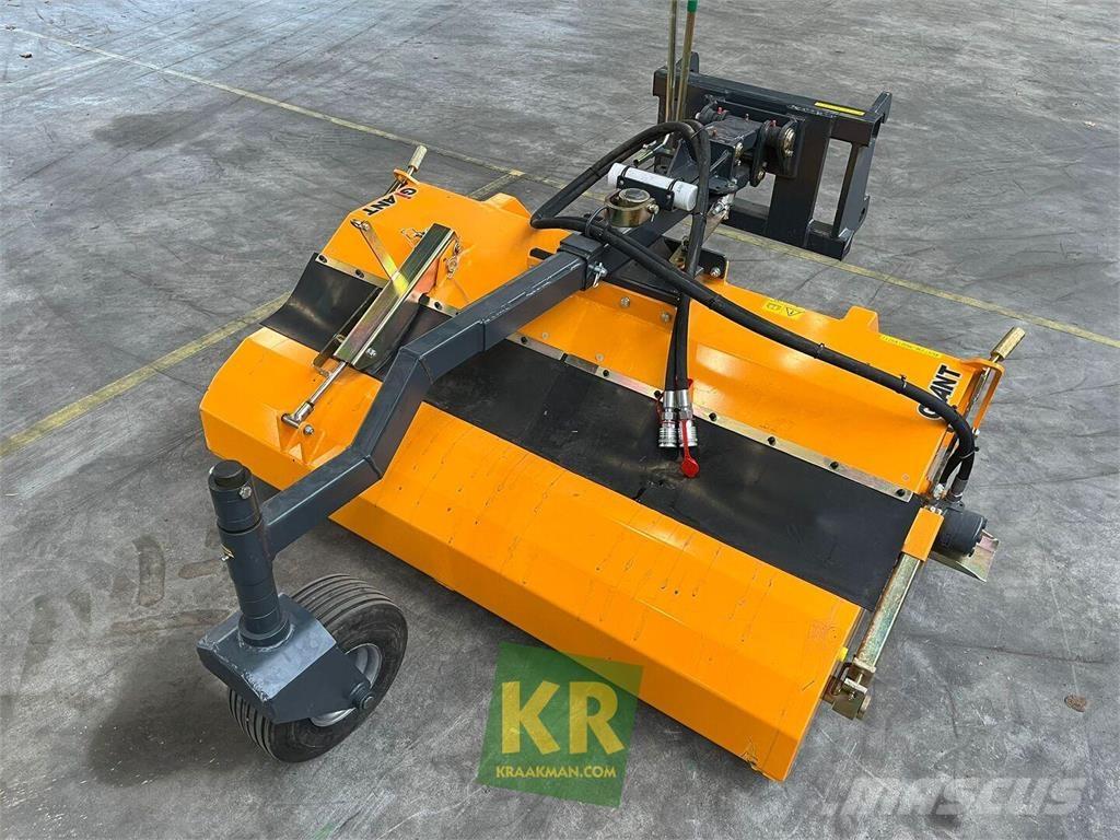GiANT Veegmachine Strojevi za metenje