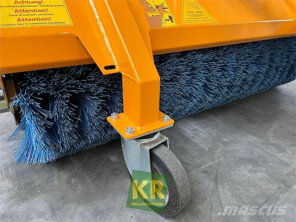 GiANT Veegmachine Strojevi za metenje