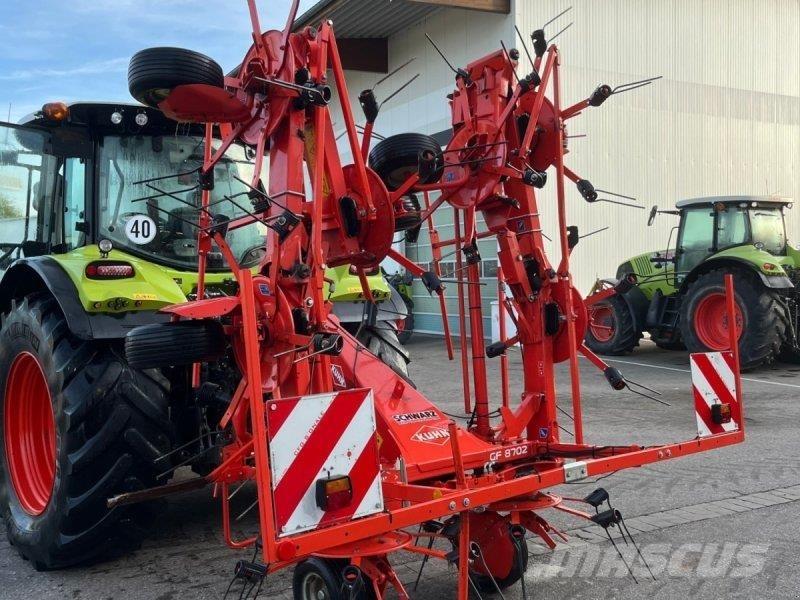 Kuhn GF 8702 Okretači i sakupljači sijena