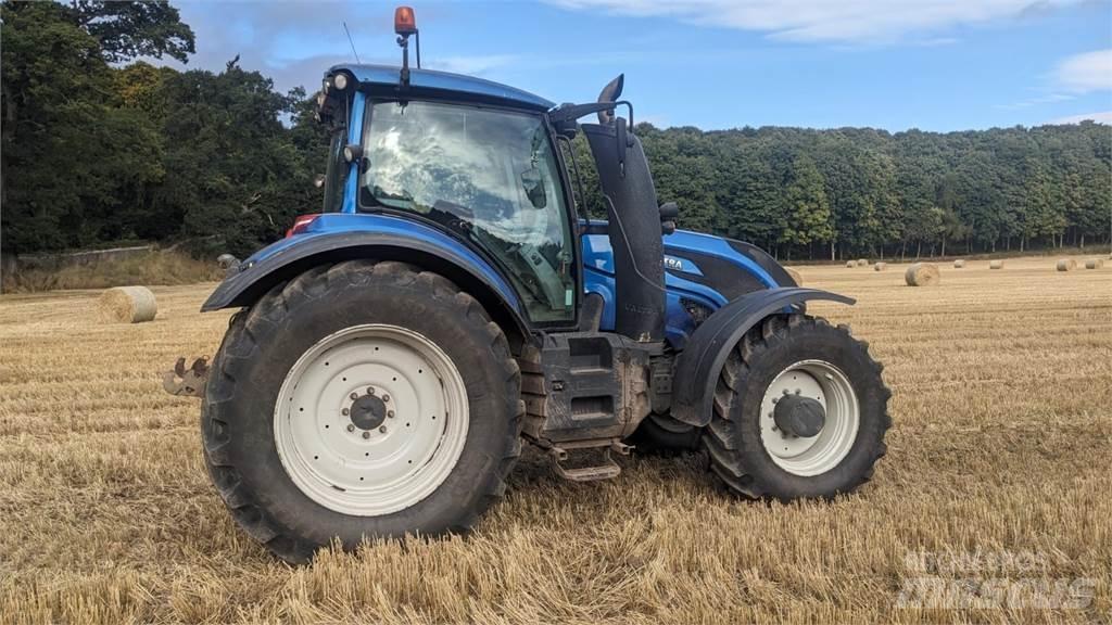 Valtra T214V Traktori