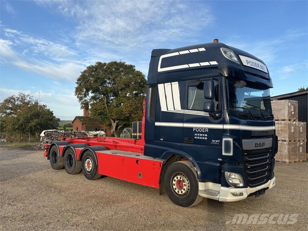 DAF XF 510 FAK 8X2 Rol kiper kamioni s kukama za dizanje