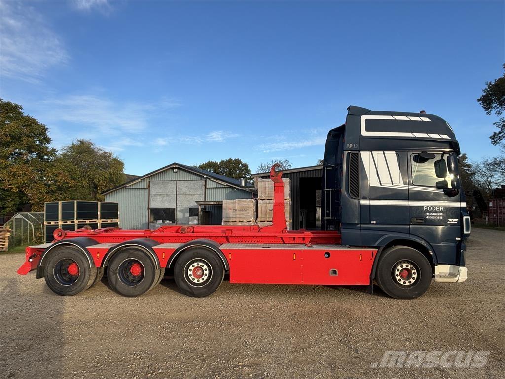 DAF XF 510 FAK 8X2 Rol kiper kamioni s kukama za dizanje
