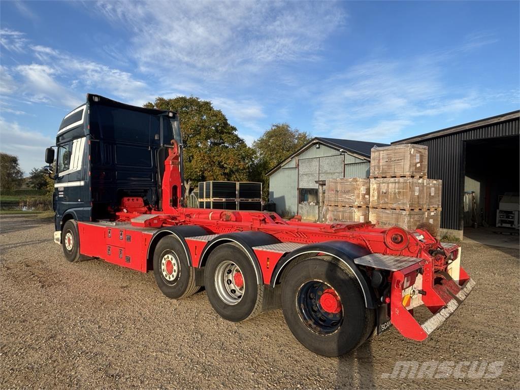 DAF XF 510 FAK 8X2 Rol kiper kamioni s kukama za dizanje