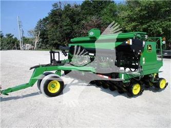 John Deere 750