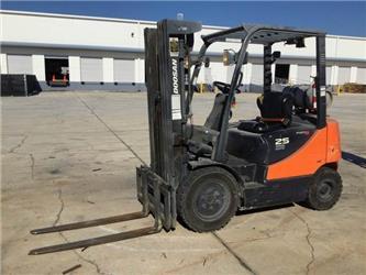 Doosan G25E-5