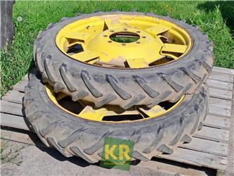 John Deere 8.3/8R36 (x2)