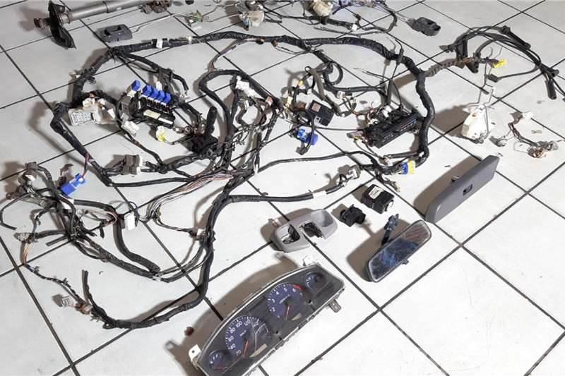  2014 Nissan NP300 Wiring and Parts Ostali kamioni