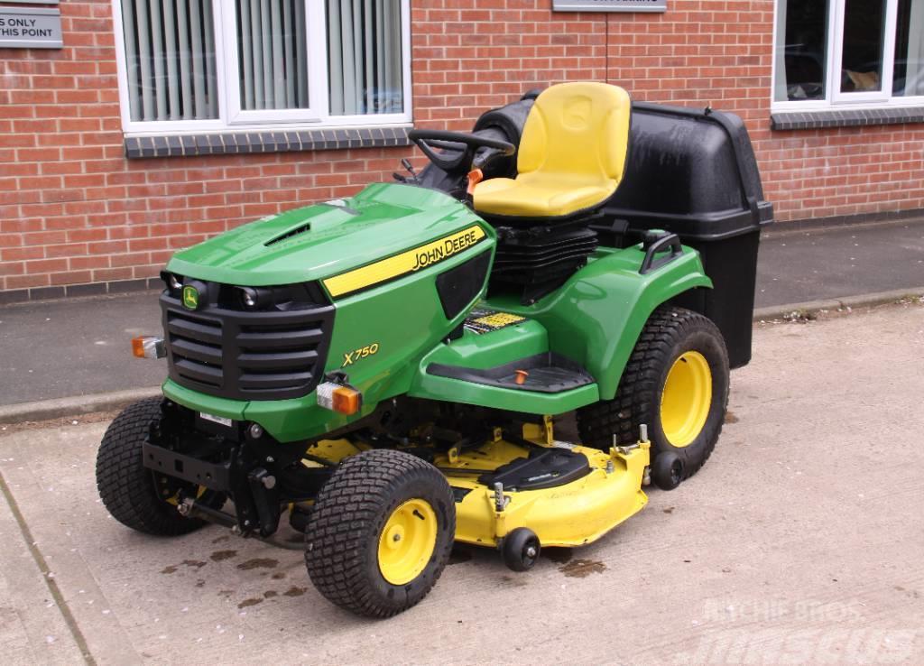 John Deere X750 with 54" Cutting deck and Collector Traktorske kosilice