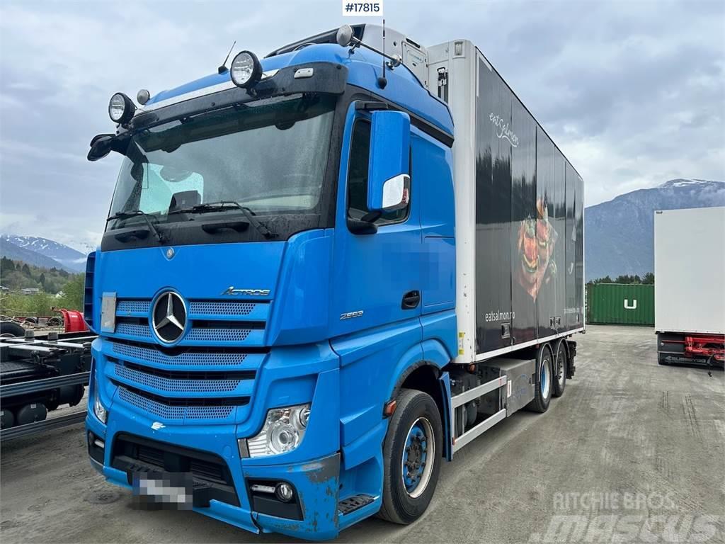 Mercedes-Benz Actros 2563 Box truck w/ fridge/freezer unit and f Sanduk kamioni