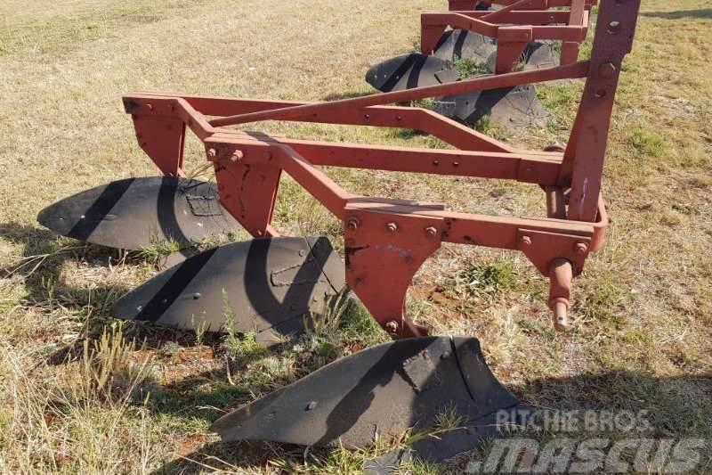  3 furrow frame plough Ostali kamioni