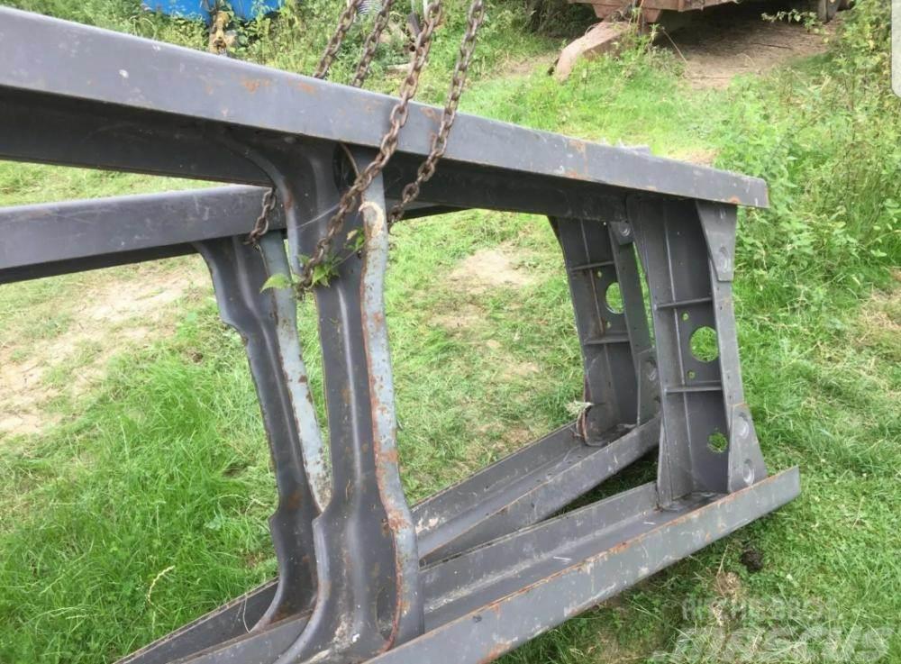  Lorry chassis Volvo £180 Ostale komponente