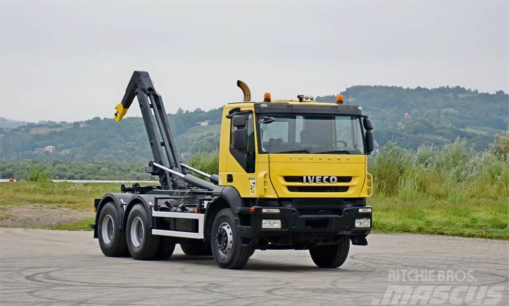 Iveco TRAKKER 410 Rol kiper kamioni s kukama za dizanje