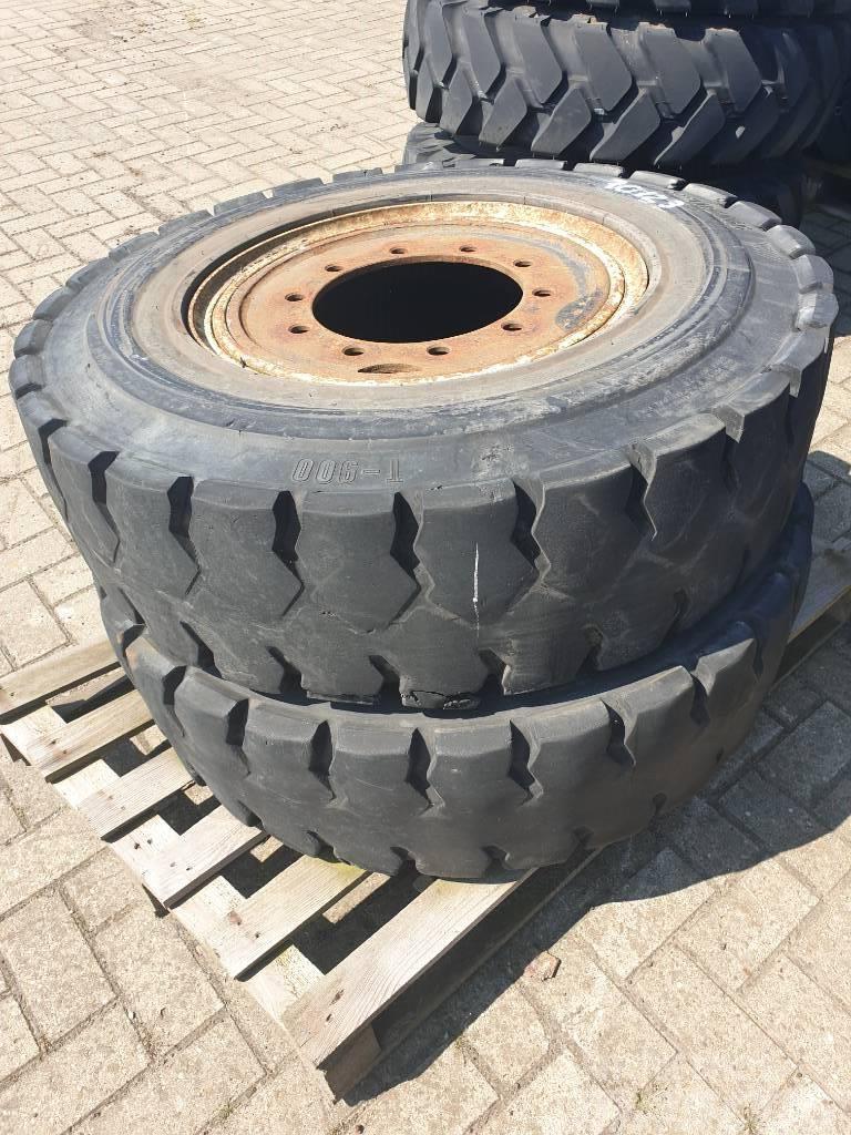  2x tires and rims 12.00-20 Gume, kotači i naplatci