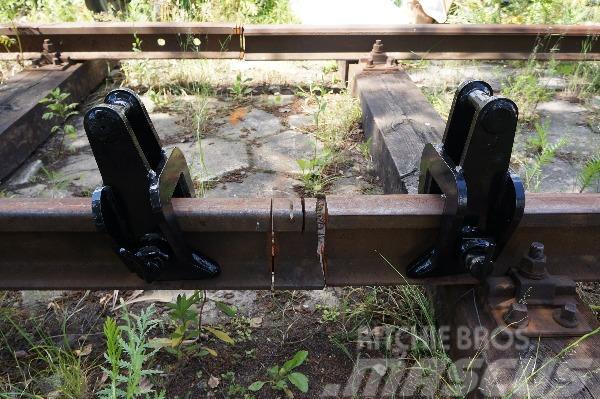  Rail carrying tongs Strojevi za održavanje željezničkih pruga