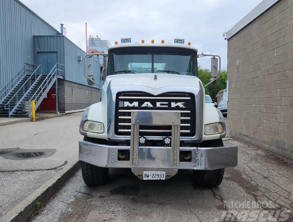 Mack Granite GU 813 Demontažnii kamioni za podizanje kabela