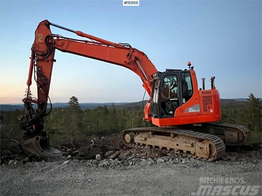 Doosan DX235LCR crawler excavator w/ GPS, bucket and tilt Bageri gusjeničari