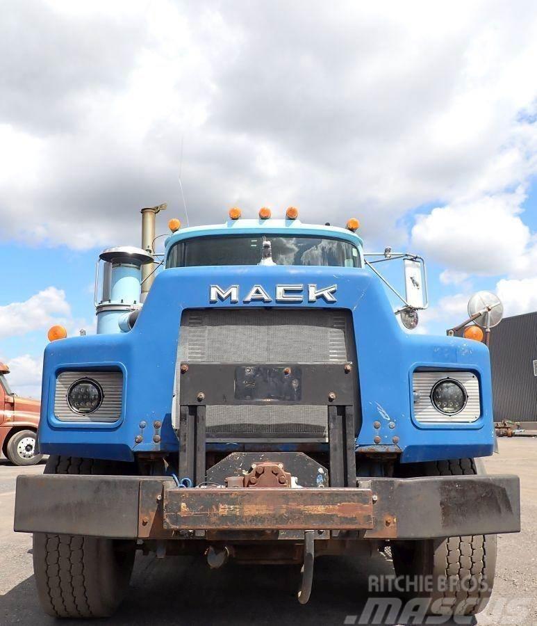 Mack RB688S Rol kiper kamioni s kukama za dizanje