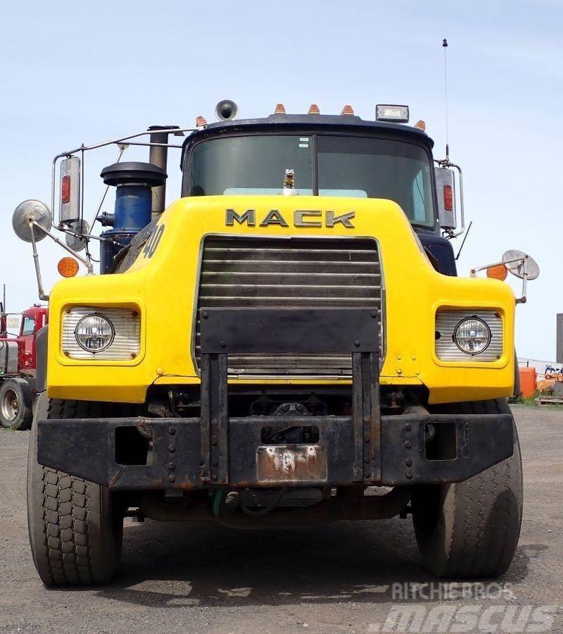 Mack DM690S Rol kiper kamioni s kukama za dizanje