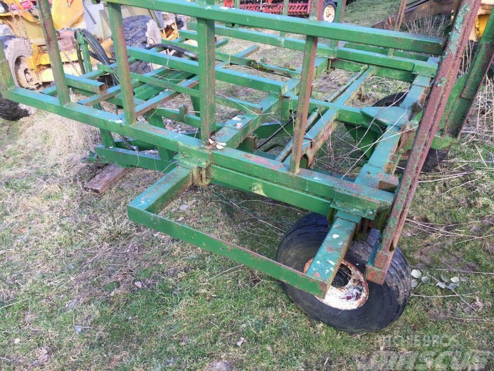  Tractor Bale Collector 56 £450 plus vat £540 Ostale komponente