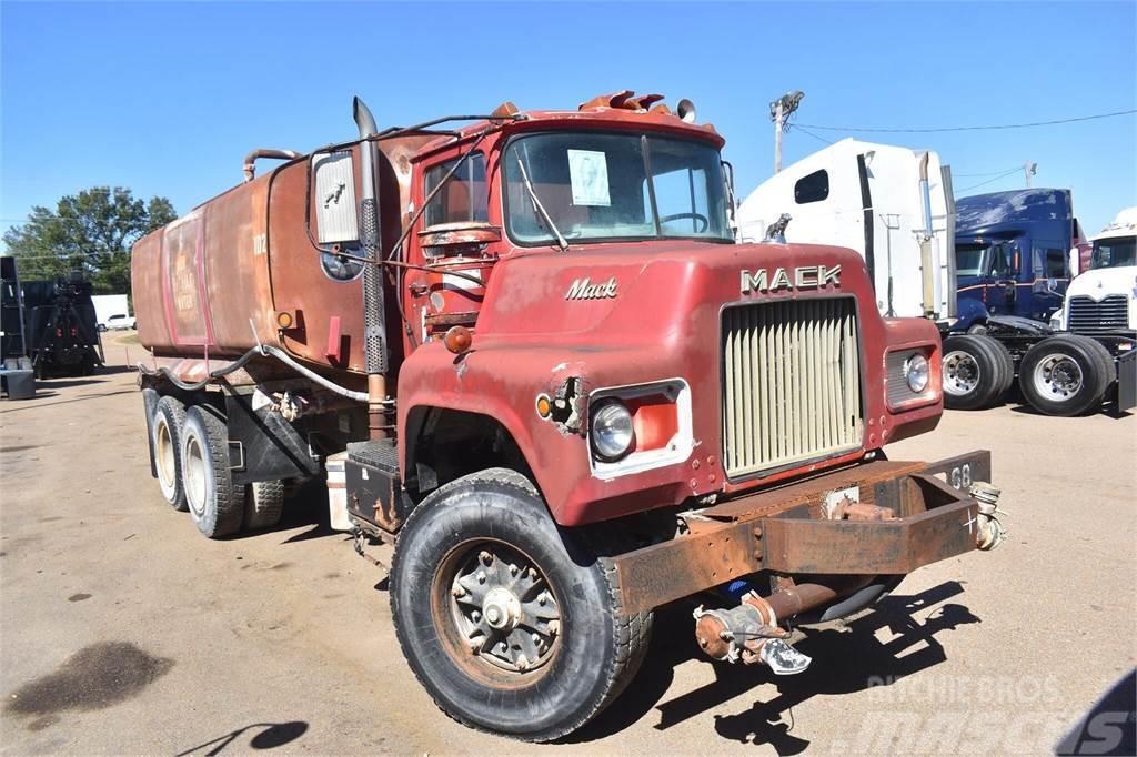 Mack DM685S Kamioni cisterne