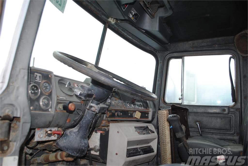 Mack DM690S Kamioni sa kranom