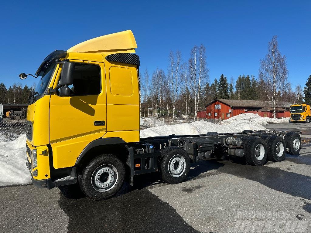 Volvo FH500 10x4 283tkm valmistuu ritilä-autoksi Kamioni za prijevoz šumskih strojeva