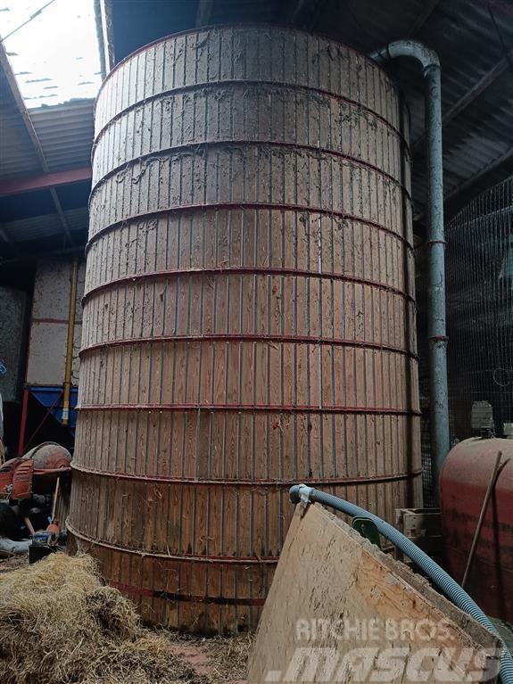Kongskilde 2 stk. Mål ca. 2,7 m i diameter og 5,4 m høj. Oprema za istovaranje silosa