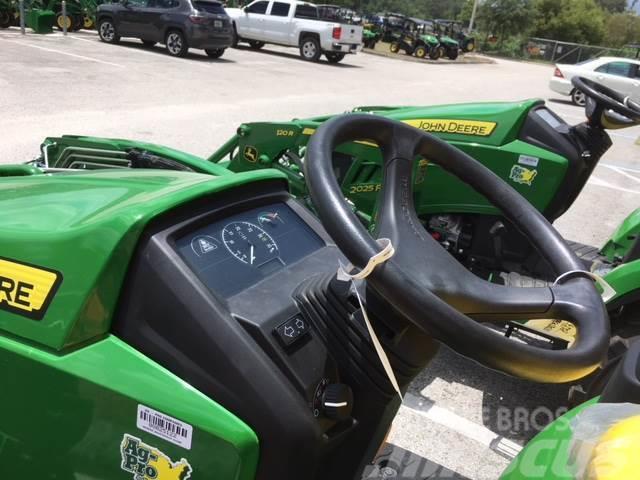 John Deere 2025R Kompaktni (mali) traktori
