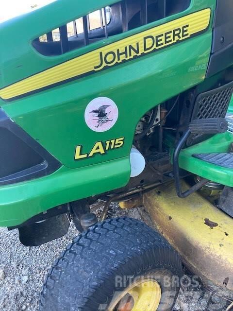 John Deere LA115 Traktorske kosilice