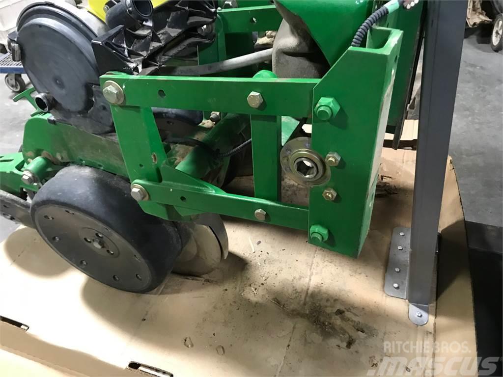 John Deere XP row unit w/ closing wheels & meters Ostali stroji i dodatna oprema za sjetvu i sadnju