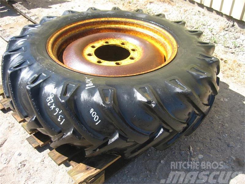 Bridgestone 13.6x28 dæk på 8 huls fælg Gume, kotači i naplatci