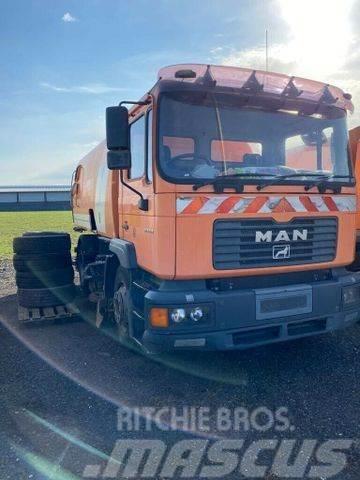 MAN ME 220 B Bucher Optifant 70 Kamioni za čišćenje ulica