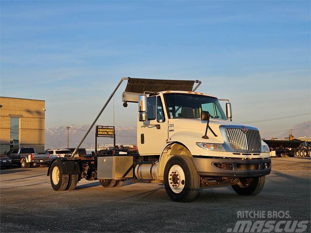 International 4400 Rol kiper kamioni s kukama za dizanje