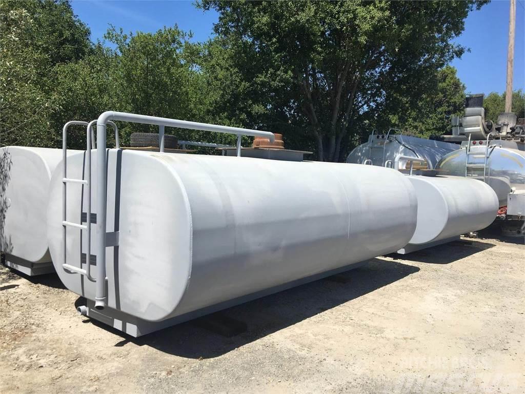  T & B WATER TRUCKS 4000 GAL Cisterne