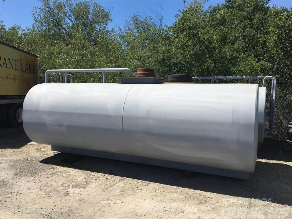  T & B WATER TRUCKS 4000 GAL Cisterne