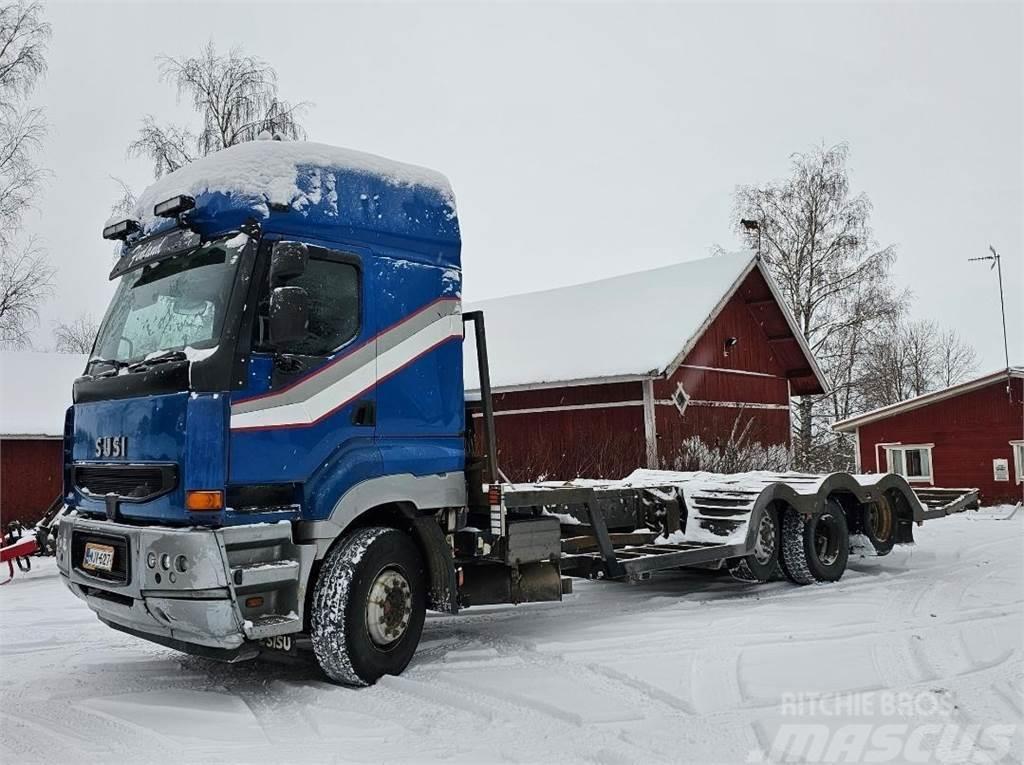 Sisu E11M 8x2 metsäkoneritilä Kamioni za prijevoz šumskih strojeva