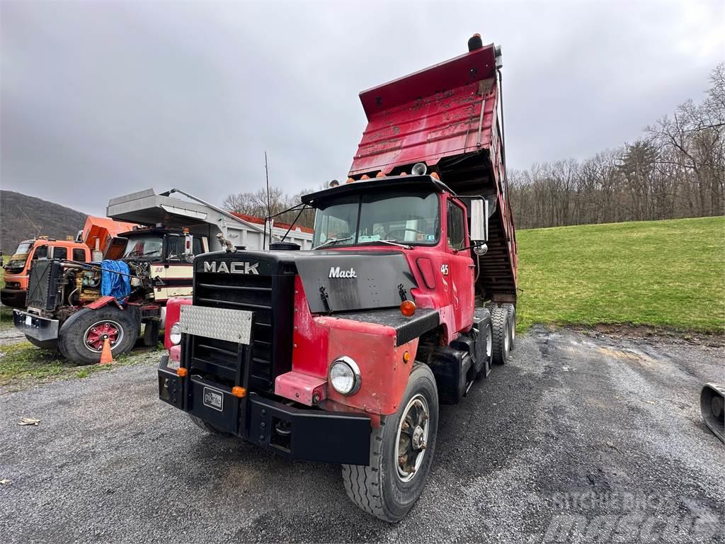 Mack DM685 Kiper kamioni
