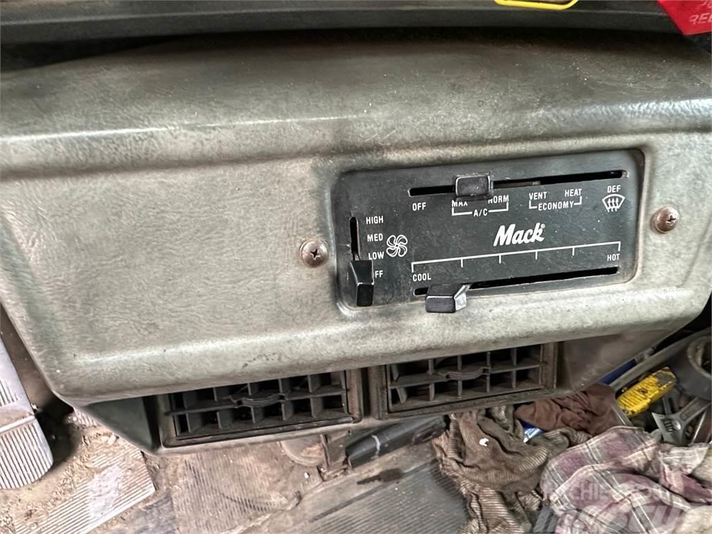 Mack DM690S Kiper kamioni