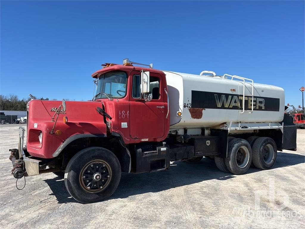 Mack DM690S Kamioni za vodu
