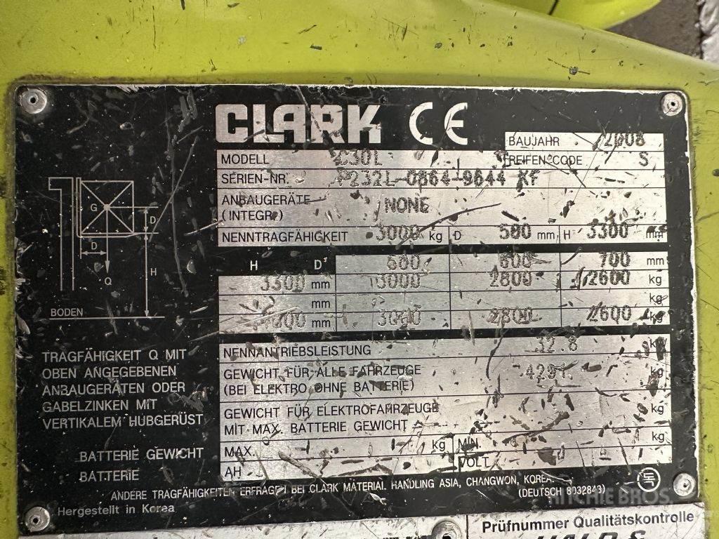 Clark C 30 L - TRIPLEX 4,8 m Plinski viličari
